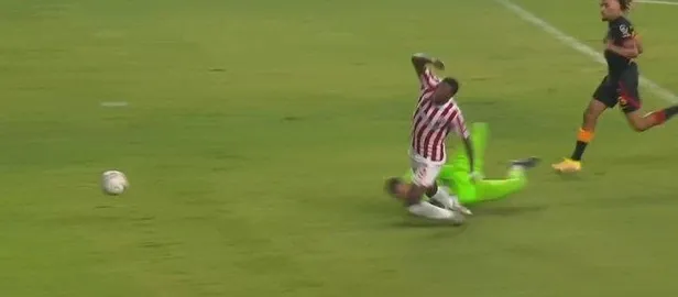 antalyaspor-galatasaray-macinda-penalti-dudugu-adriano-vurdu-muslera-cikardi-1659903402716.jpeg Antalyaspor - Galatasaray maçında penaltı düdüğü! Adriano vurdu Muslera çıkardı-3