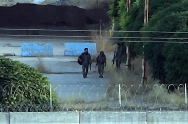 YPG'li teröristler Suriye sınırında böyle görüntülendi!