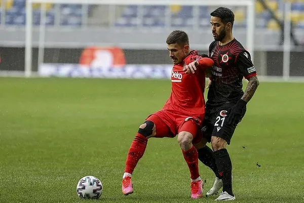 Sergen Yalçın hakemleri bombaladı: Bırakın sahada oynansın-5