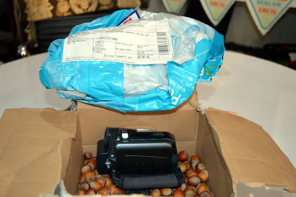 3-bin-500-lira-odeyip-internetten-fotograf-makinesi-siparis-etti-paket-gelince-soke-oldu-curuk-findik-ve-bozuk-el-kamerasi-cikti-1637228753557.jpg