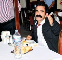 Bir başına efkar dağıttı