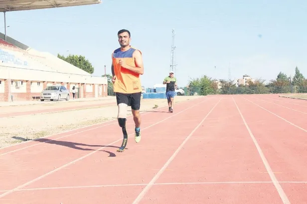 gaziantepte-kan-bagisina-karsilik-spor-ayakkabi-hediye-edilecegini-duyan-vatandaslar-etkinlik-meydanina-akin-e-1652821287189.jpeg Gaziantep'te kan bağışına karşılık spor ayakkabı hediye edileceğini duyan vatandaşlar etkinlik meydanına akın etti-3