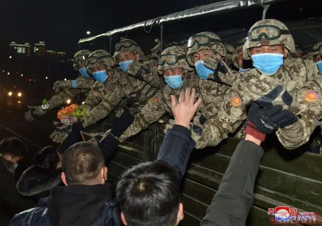 SON DAKİKA: Kuzey Kore dünyanın en güçlü silahını tanıttı