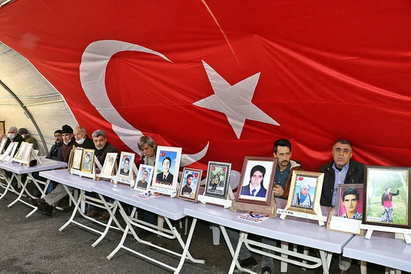 hdp-onunde-nobetteki-anne-buyuk-oglum-kardesini-kurtarmak-isterken-sehit-edildi-1643623752612.jpg HDP önünde nöbetteki anne: Büyük oğlum kardeşini kurtarmak isterken şehit edildi-5