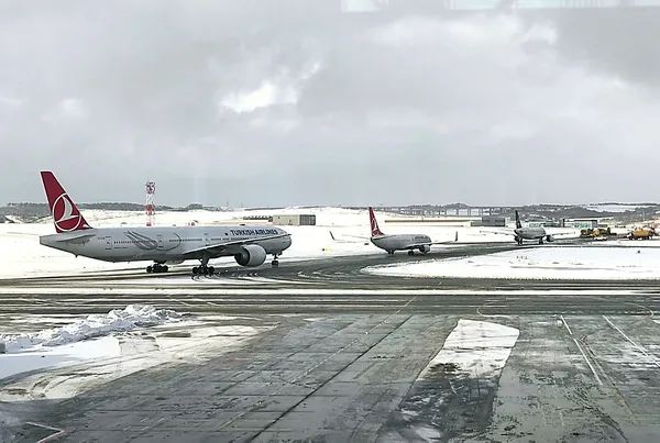 istanbul-havalimaninda-tum-pistler-hizmete-acildi-1643284217923.jpg İstanbul Havalimanı'nda tüm pistler hizmete açıldı-2