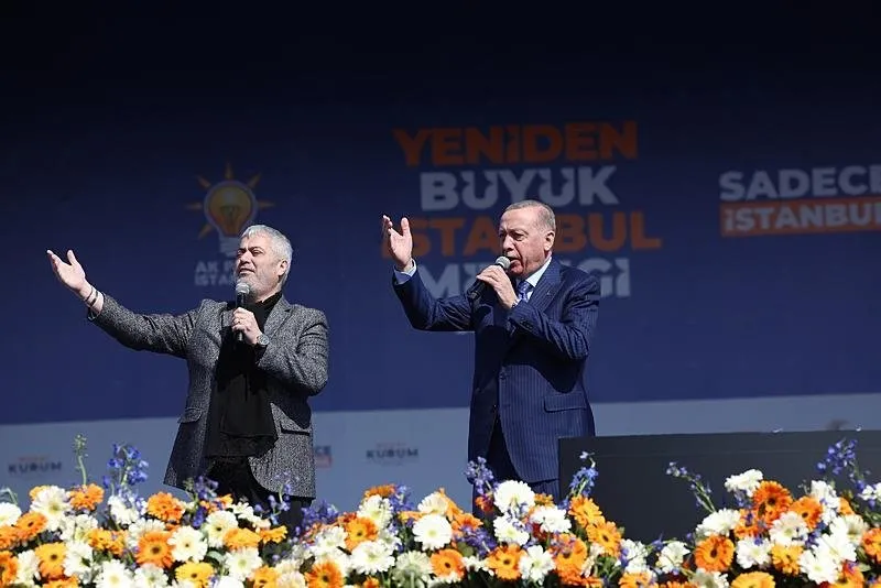 Başkan Erdoğan, Yeniden Büyük İstanbul Mitingi'ndeki konuşmasından önce sanatçı Cengiz Kurtoğlu ile ʺDuyanlara Duymayanlaraʺ isimli şarkıyı seslendirdi.