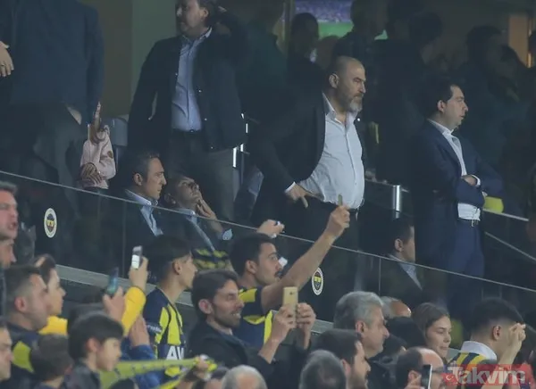 Islıkla Bazı Futbolcuları Protesto Eden Fenerbahçeli Taraftarlar, Maçın Sonlarına Doğru Yönetime Ve Başkan Ali Koç'a Tepki Göstermeye Başladı.
