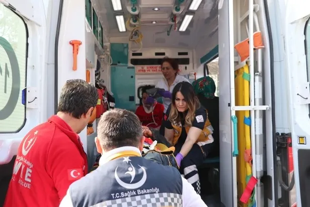 Son dakika: İşçileri taşıyan midibüs otomobille çarpıştı: 12 yaralı-5