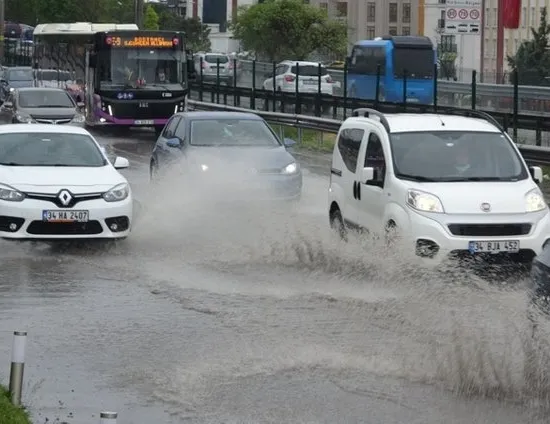 İstanbul’da yağmur sonrası yollar göle döndü!