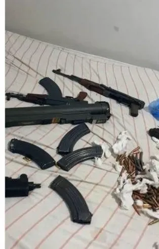 İstanbul'da baskından cephanelik çıktı! Lav silahı, uzi, kalaşnikof, el bombası... Hepsi ele geçirildi