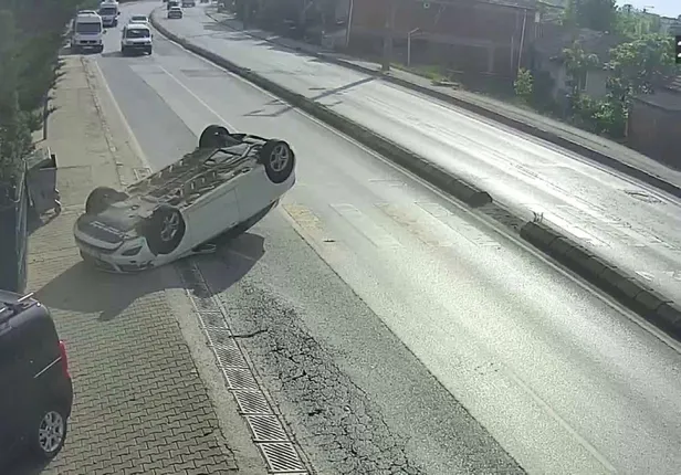 Sakarya'da korkunç kaza! Otomobile çarpıp karşı şeride uçtu: 2 yaralı-5