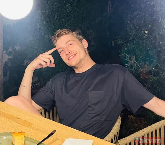 ERDEM ŞANLI İzmir'de doğdu. Boşnak bir ailenin en büyük çocuğu.