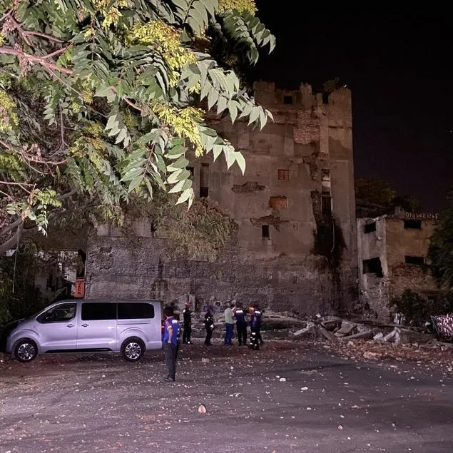Beyoğlu’nda bina çöktü!