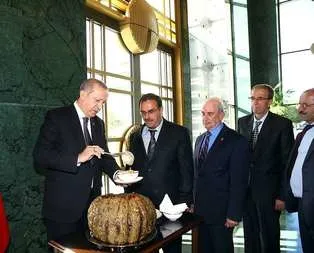 Erdoğan kendi eliyle muhtarlara aşure ikram etti