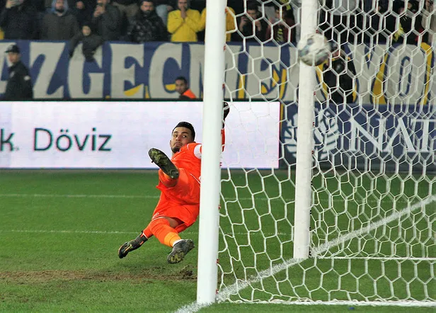 firtina-zirve-yarisinda-agir-yara-aldi-baskentteki-karsilasmada-ankaragucu-ve-trabzonspor-1-1-berabere-kaldi-1668194536953.jpg Fırtına zirve yarışında ağır yara aldı! Başkent'teki karşılaşmada Ankaragücü ve Trabzonspor 1-1 berabere kaldı-6