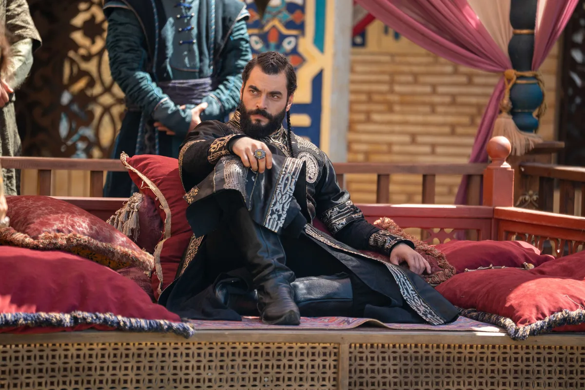 1789807722112.jpg Aşk ve Taht dizisinde tarihi ihtişam: Alaeddin Keykubad yüzüğü 3 ustanın 20 günlük titiz çalışmasıyla üretildi-3