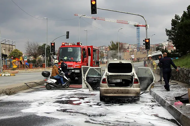 Yanan otomobilden kayınvalidesini kurtarmak için canını hiçe saydı