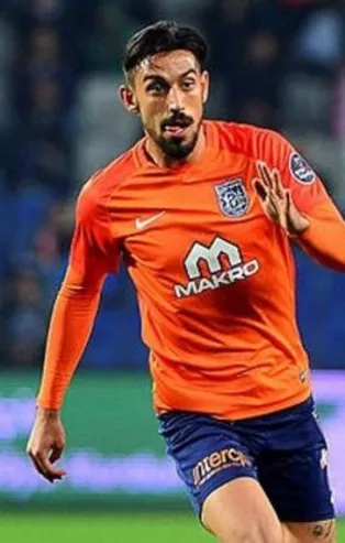 Medipol Başakşehirli futbolcu İrfan Can Kahveci'den Kızılay'a 300 gıda kolisi