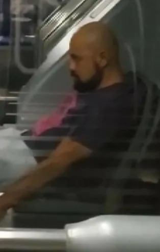 Metrobüste şoke eden görüntüler! Kimseye aldırmadan sigara içti!