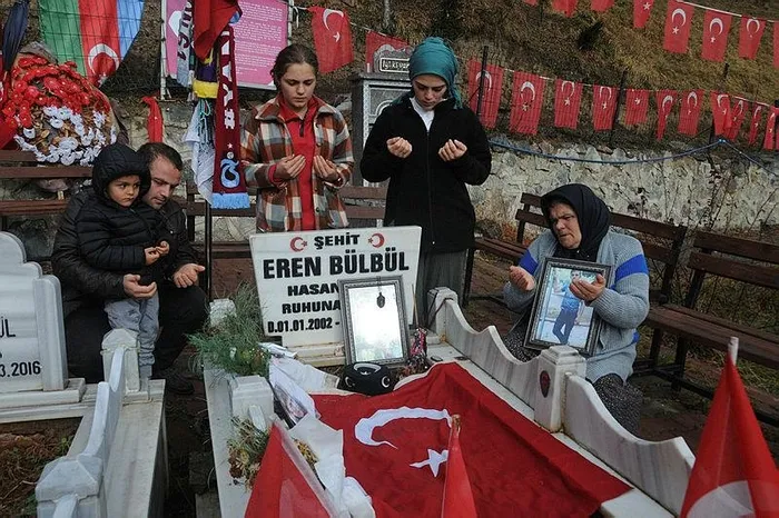 iyi-ki-dogdun-eren-sehit-eren-bulbulun-annesi-ayse-bulbul-evladina-kostu-icim-buruk-1704113427488.jpeg İyi ki doğdun Eren! Şehit Eren Bülbül'ün annesi Ayşe Bülbül evladına koştu: İçim buruk-1