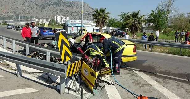 Kontrolden çıkan taksi bariyerlere girdi ikiye bölündü! Yer: Antalya