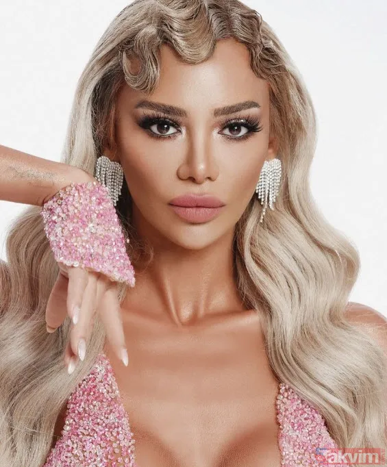 Şişli Kuştepe'de Büyüdü. Bir Ablası Ve Bir De Erkek Kardeşi Vardır.