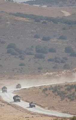 Askeri araçlar sınırda hazır bekliyor