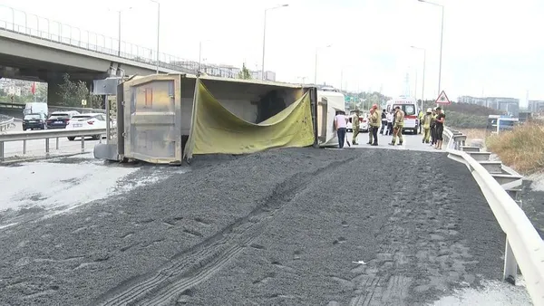 Son dakika: TEM Otoyolu'nda Kağıthane mevkiinde çakıl yüklü hafriyat kamyonu devrildi-2