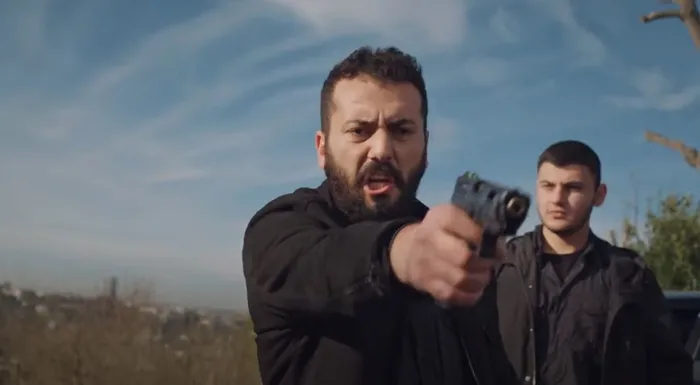 yali-capkininda-senaryo-ters-yuz-oldu-herkes-feritin-olmesini-beklerken-1705310828606.jpg Yalı Çapkını senaristi ters köşe yaptı! Ferit'in ölmesini bekleyen herkes...-6