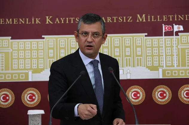 BBC'nin defalarca yalanlanan haberine tutunan CHP'de Özgür Özel'den pes dedirten "özür" açıklaması!