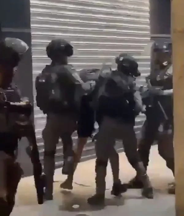 Son dakika: Terörist İsrail devletinin zulmü devam ediyor! Mazlum bir Filistinliyi defalarca copladılar-1