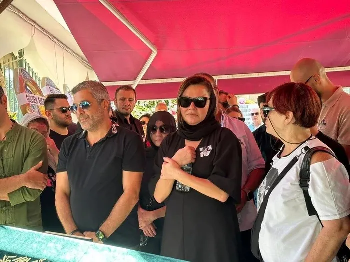 deniz-seki-yeni-yila-buruk-girdi-benim-icin-cok-huzunlu-bir-yildi-annemizi-kaybettik-1704052320618.jpeg Deniz Seki yeni yıla buruk girdi: "Benim için çok hüzünlü bir yıldı, annemizi kaybettik"-2