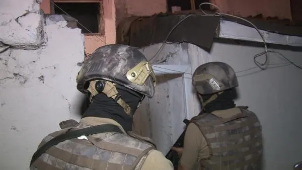 İstanbul'da uyuşturucu tacirlerine şafak baskını: Çok sayıda şüpheli gözaltına alındı-4