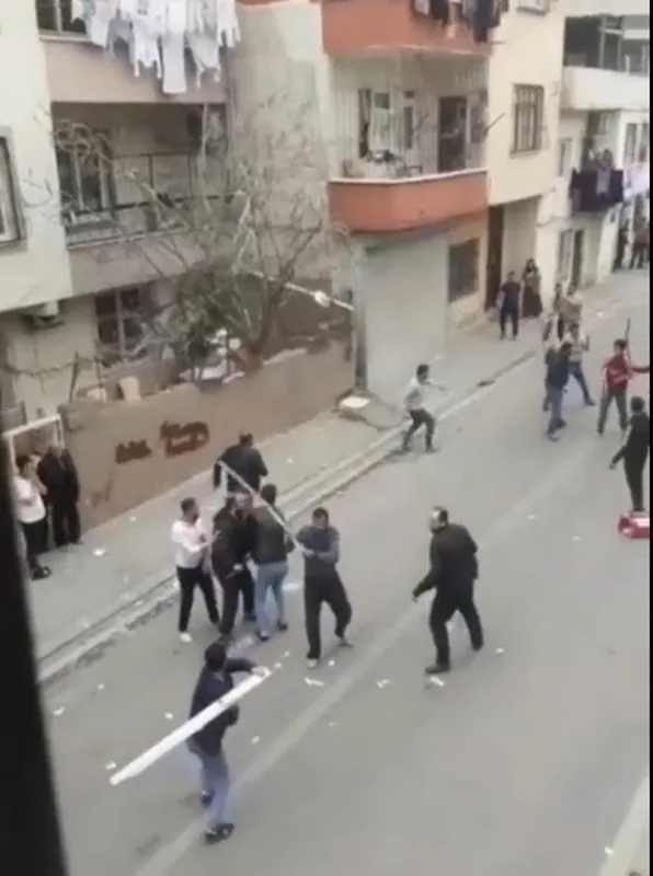 mersinde-iki-grup-arasinda-demir-sopali-kavga-kamerada-1649097519383.jpg Mersin'de iki grup arasında demir sopalı kavga kamerada-5