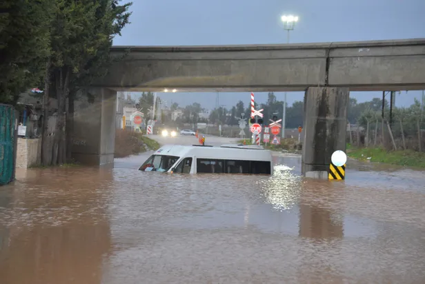 Adana'da sağanak yağış hayatı kabusa çevirdi! Araçlar yolda kaldı, evleri su bastı-2