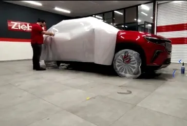 TOGG’a ilk modifiye Adana’dan! Anadolu rengi TOGG’un camlarına ve kaputa film