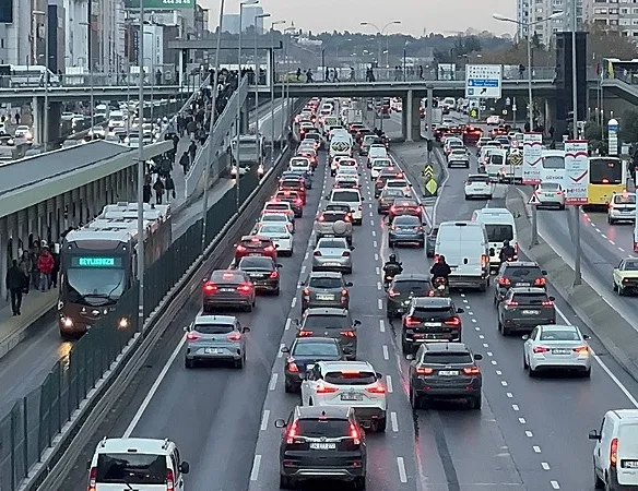 İstanbul’da haftanın ilk iş gününde trafik çilesi! Anadolu’da yoğunluk yüzde 87’yi gördü
