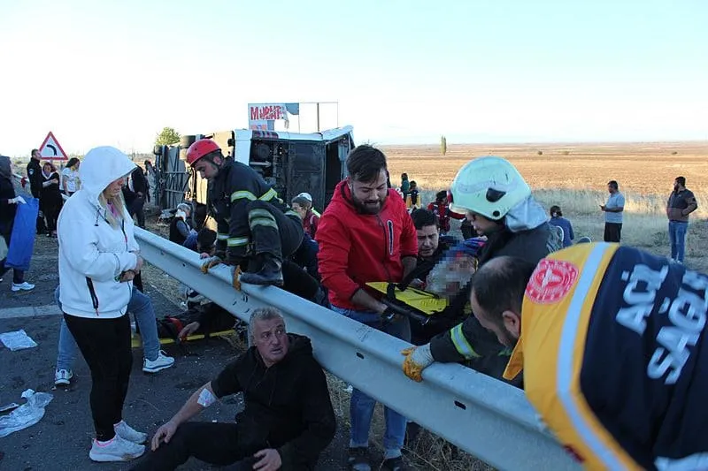 Yaralılar Aksaray Eğitim ve Araştırma Hastanesi'ne ve özel hastanelere sevk edildi. (DHA)