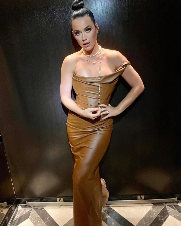 katy-perrynin-canli-yayinda-pantolonu-oyle-bir-yerden-patladi-ki-goren-sasti-kaldi-milyonlarin-onunde-buldukla-1648660520779.jpg Katy Perry'nin canlı yayında pantolonu öyle bir yerden patladı ki! Gören şaştı kaldı milyonların önünde buldukları çözüm çok konuşuldu-7