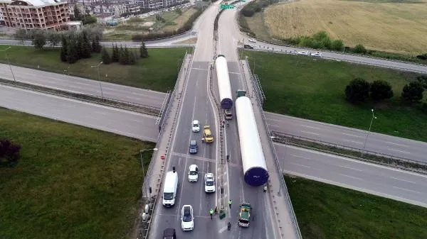 Rüzgar türbini gövdesi yüklü TIR 1 saatlik çabanın ardından dönüş yaptı-4