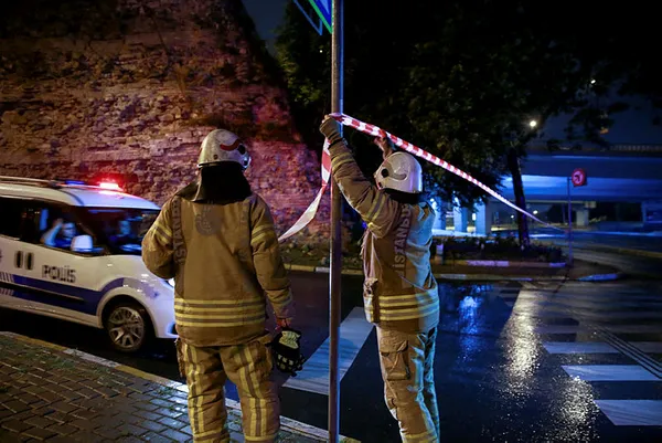 topkapida-surlardan-kopan-taslar-yola-savruldu-1592202992223.jpg Topkapı'da surlardan kopan taşlar yola savruldu-1