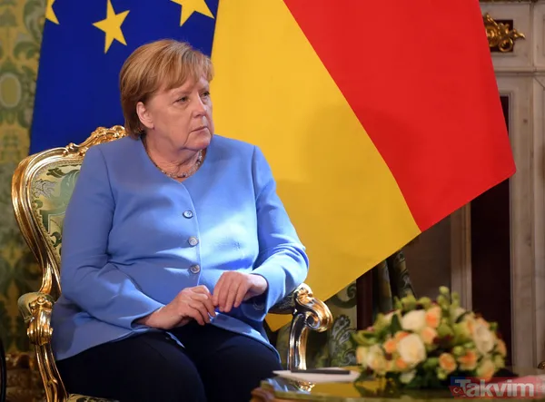 SON DAKİKA: Rusya Devlet Başkanı Putin Almanya Başbakanı Angela Merkel'e çiçek verdi - 24