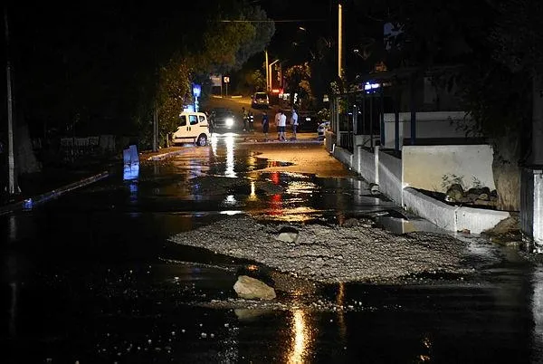 bodrumda-isale-hatti-patladi-ev-ve-is-yerlerini-su-basti-1596843310414.jpeg Bodrum’da isale hattı patladı! Ev ve iş yerlerini su bastı!-6