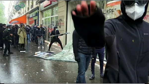 fransa-yangin-yeri-1-mayis-gosterilerinde-paris-sokaklari-karisti-1619885144717.jpeg Fransa yangın yeri! 1 Mayıs gösterilerinde Paris sokakları karıştı-3