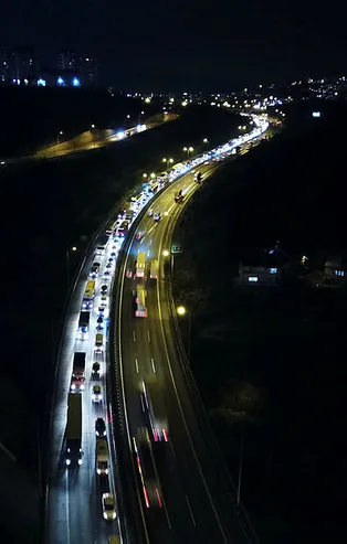 Son dakika: TEM'de feci kaza! Tam 5 kilometrelik kuyruk oluştu