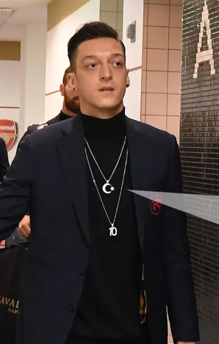 Mesut Özil'in ay-yıldızlı kolyesi Almanları rahatsız etti