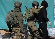 Terör devleti İsrailin askerleri Batı Şeriada top oynayan 3 Filistinli çocuğu gözaltına aldı