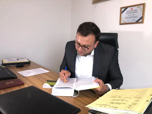 bursada-covid-19-asisi-olmadigi-ve-pcr-testi-yaptirmadigi-icin-tazminatsiz-isten-kovulan-isciyi-mahkeme-hakli-1656147871455.jpg Bursa'da Covid-19 aşısı olmadığı ve PCR testi yaptırmadığı için tazminatsız işten kovulan işçiyi mahkeme haklı buldu-6