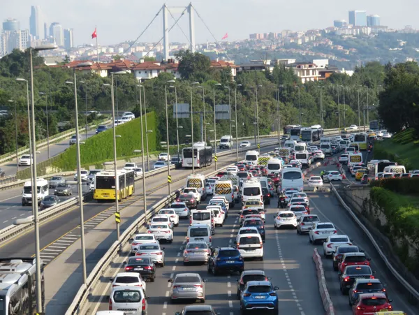 kurban-bayrami-tatili-donusu-istanbulda-trafik-eski-gunlerine-dondu-yogunluk-havadan-goruntulendi-1627280515316.jpg Kurban Bayramı tatili dönüşü İstanbul'da trafik eski günlerine döndü! Yoğunluk havadan görüntülendi-8