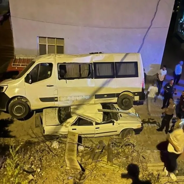 Freni boşalan minibüs otomobilin üzerine düştü